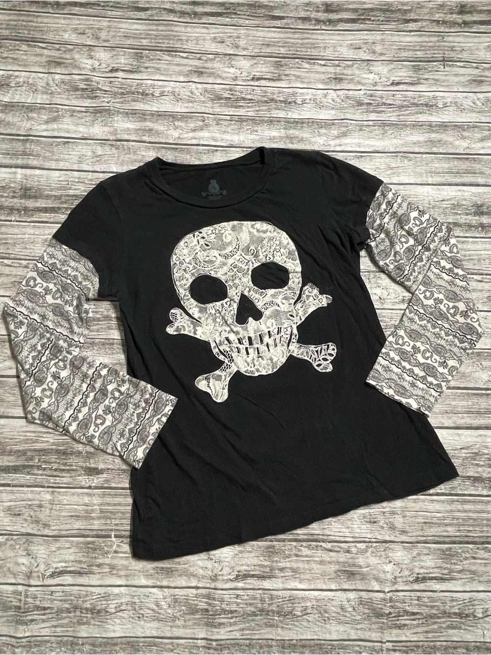 Ladies XL Lacey Skull Print Graphic Shirt Good Condition
